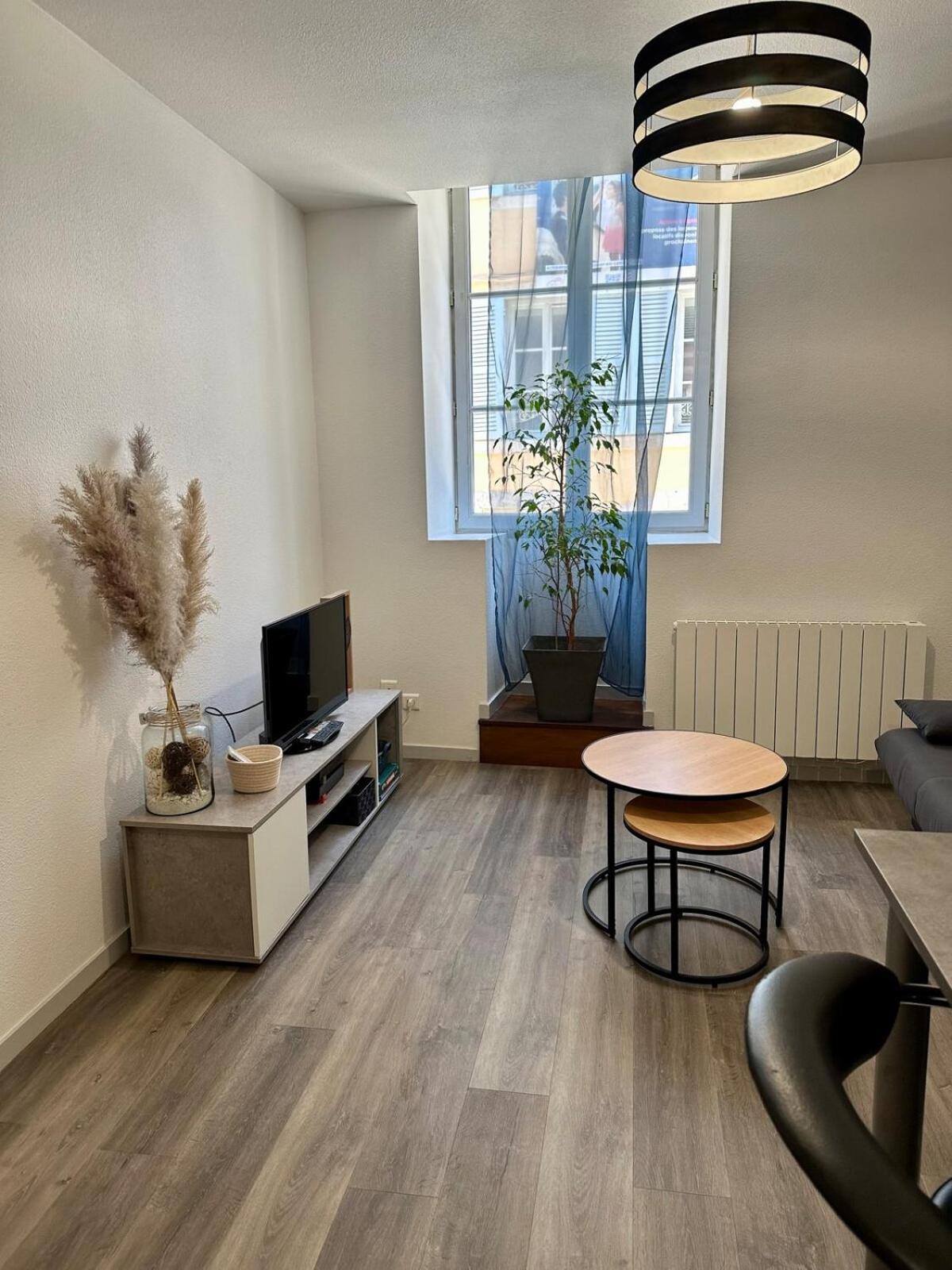 Appartement Calme Au Coeur De La Ville Lons-le-Saunier Exterior photo